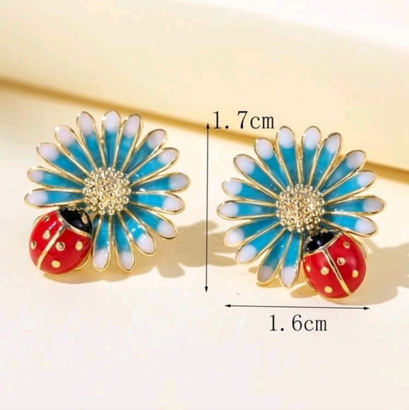 💥LOW STOCK💥Bloomin' Ladybug Earrings - Picture 5 of 5